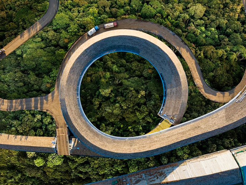 Guarda-sol de madeira e obras auxiliares para o Centro de Luge dos Jogos Olímpicos de Inverno de Pequim