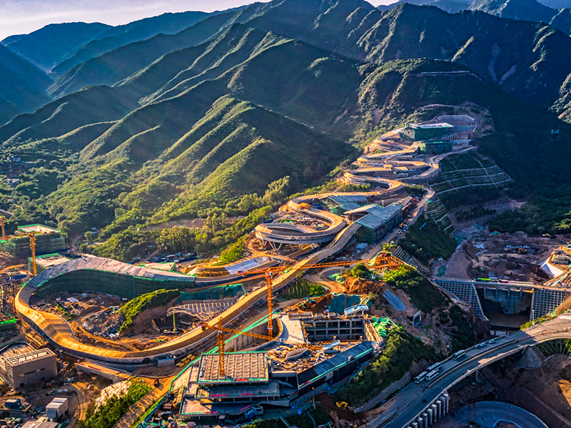 Guarda-sol de madeira e obras auxiliares para o Centro de Luge dos Jogos Olímpicos de Inverno de Pequim